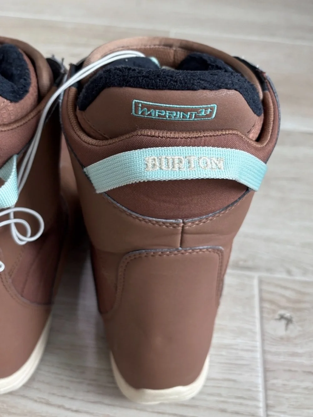 Women’s Burton Mint Boa Snowboard Boots Size 8